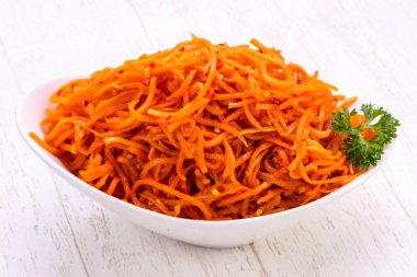 Kabın içinde çekilen havuç yığın