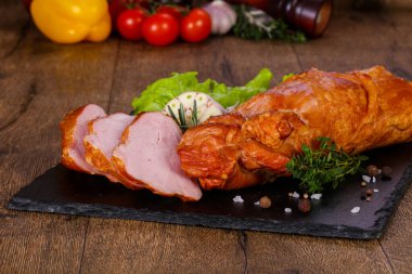 Domuz eti ahşap arka plan üzerinde füme