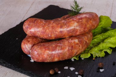 Çiğ domuz sosisi grill için hazır