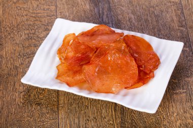 Ahşap üzerine kuru tavuk eti