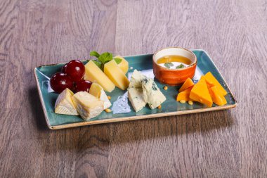 Peynir tabağı mix çeşitler üzüm ve ballı