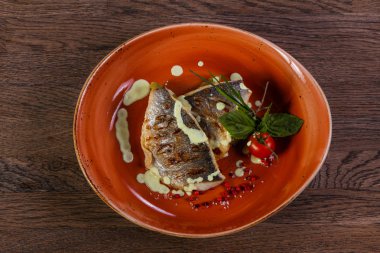 Izgara dorada filetosu domates ve soğan servis