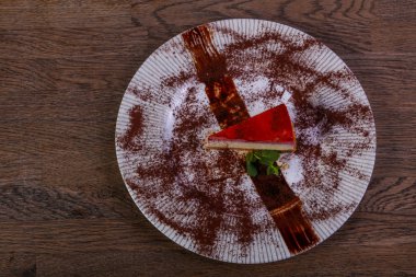 Nane yaprakları ile çilek Cheesecake hizmet