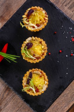 Fırında mantar ve peynir ile kanepe