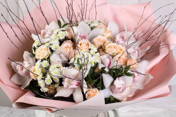 Μπουκέτο Φρέσκα Τριαντάφυλλα Και Άλλα Λουλούδια — Φωτογραφία Αρχείου