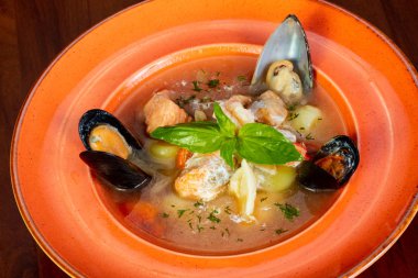 Fesleğen yaprakları ile deniz mahsulleri çorbası