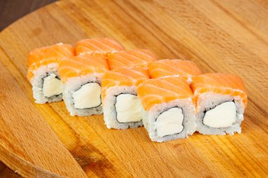 Somon ve yumuşak peynir rulo