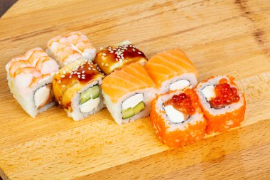 Japonya rulo set somon, yılan balığı ve karides ile