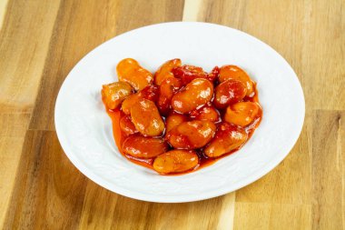 Kırmızı fasulye sosu ile