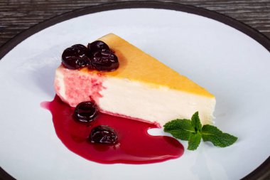 Kiraz syrope ve nane ile lezzetli peynirli kek