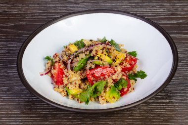 Kinoa ve enginar ile taze sebze salatası