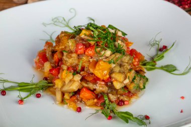 Lezzetli ızgara salatası sebze ve otlar