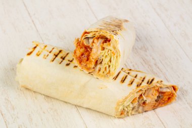 İştah açıcı büyük shawarma et, sos ve salata ile