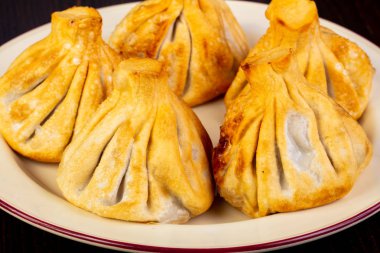 Kavrulmuş et Hıngel kabın içinde