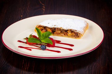 Nane ve syrop elma Strudel servis