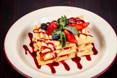 Waffel kek çilek ve nane