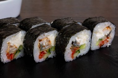 Delicios suşi roll somon ve sebzeler ile 