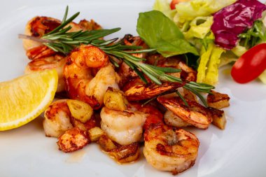 Marul ve limonlu lezzetli kavrulmuş karidesler.