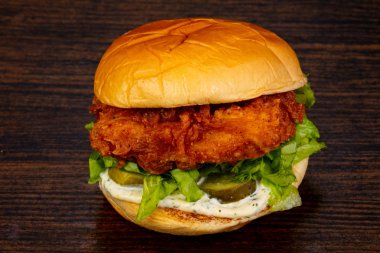 Ahşap arka plan üzerinde lezzetli sıcak burger