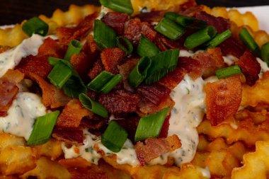 Kızarmış patates pastırma ve sos ile