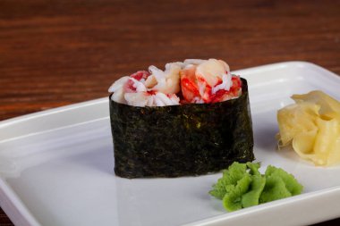 Gunkan suşi doğal yengeç