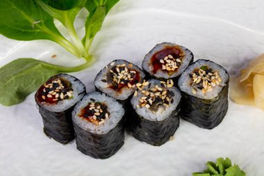 Suşi Unagi maki ile yılan balığı
