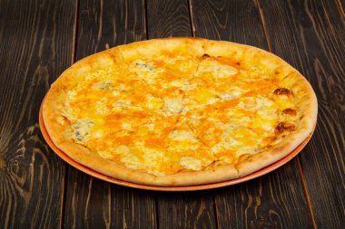 Ahşap arka plan üzerinde pizza dört peynir