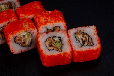 Yılan balığı ile Japon geleneksel rulo