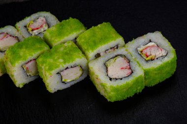 Karides ile Japon geleneksel rulo