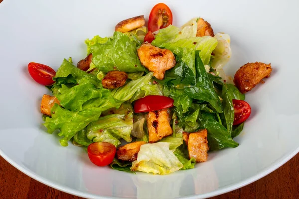 Délicieuse Salade Saumon Frit Aux Tomates — Photo