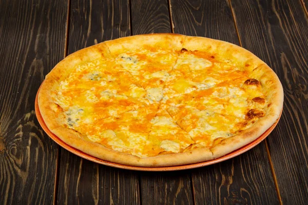 Ahşap arka plan üzerinde pizza dört peynir