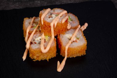 Karides ile Japon geleneksel rulo