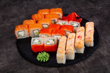 Japon Suşi ile çeşitli madde ayarla