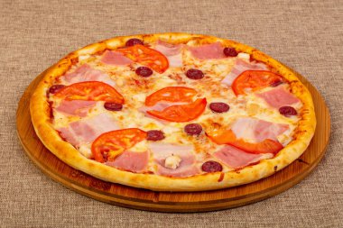 pastırma ve domates pizza