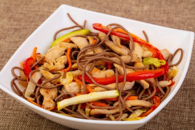 Soba noodle ile domuz eti, vegeetables ve baharatlar