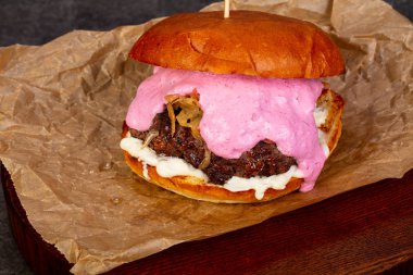 Etli ve peynirli hamburger.