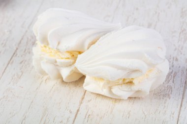 Tatlı lezzetli merengue ower ahşap arka plan