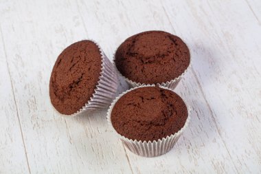 Ahşap arka plan üzerinde tatlı lezzetli muffins