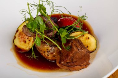 Patates ve soslu biftek