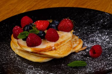 Nane yaprakları krep çilek ile hizmet