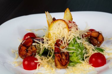 Geleneksel Sezar salata karides ile 