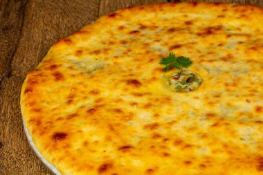 Ahşap arka plan üzerinde geleneksel Osetya pasta