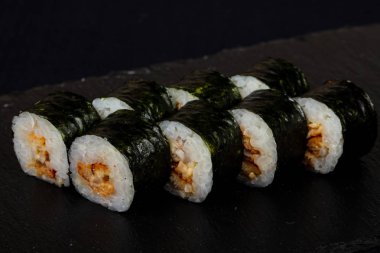 Yılan balığı ile Japon soğuk rulo