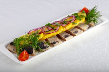 Ringa balığı filetosu genç patates ve soğan ile