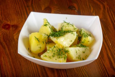 Dereotu ile haşlanmış patates