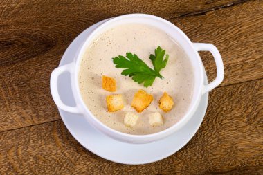 kremalı mantar çorbası maydanoz ile