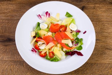 Sezar somon salata ile