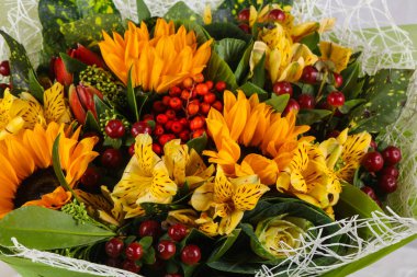 Çeşitli çiçek ile romantik buket