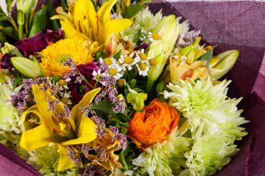 Çeşitli çiçek ile romantik buket