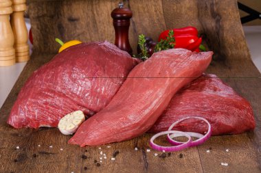 Ahşap arka planda çiğ et